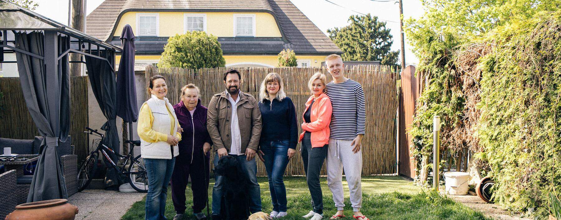 Der Italiener Alberto Andreani (Dritter von links) mit seiner ukrainischen Familie in seinem Garten in Wien.