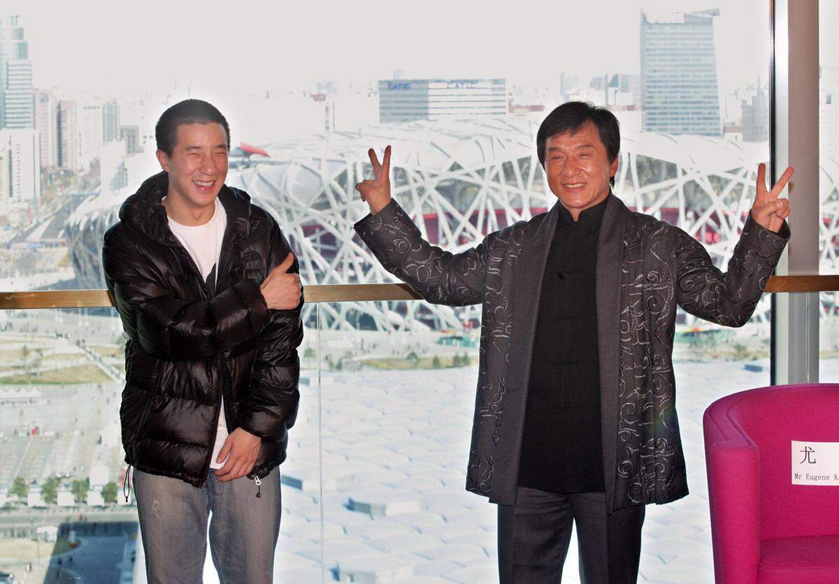 Der Sohn von Hollywoodstar Jackie Chan (60, rechts) wurde wegen eines Drogendeliktes zu einem halben Jahr in einem Pekinger Gefängnis verurteilt. Der 32-jährige Jaycee Chan habe Drogenkonsumenten beherbergt und müsse eine Geldstrafe von umgerechnet etwa 270 Euro zahlen.