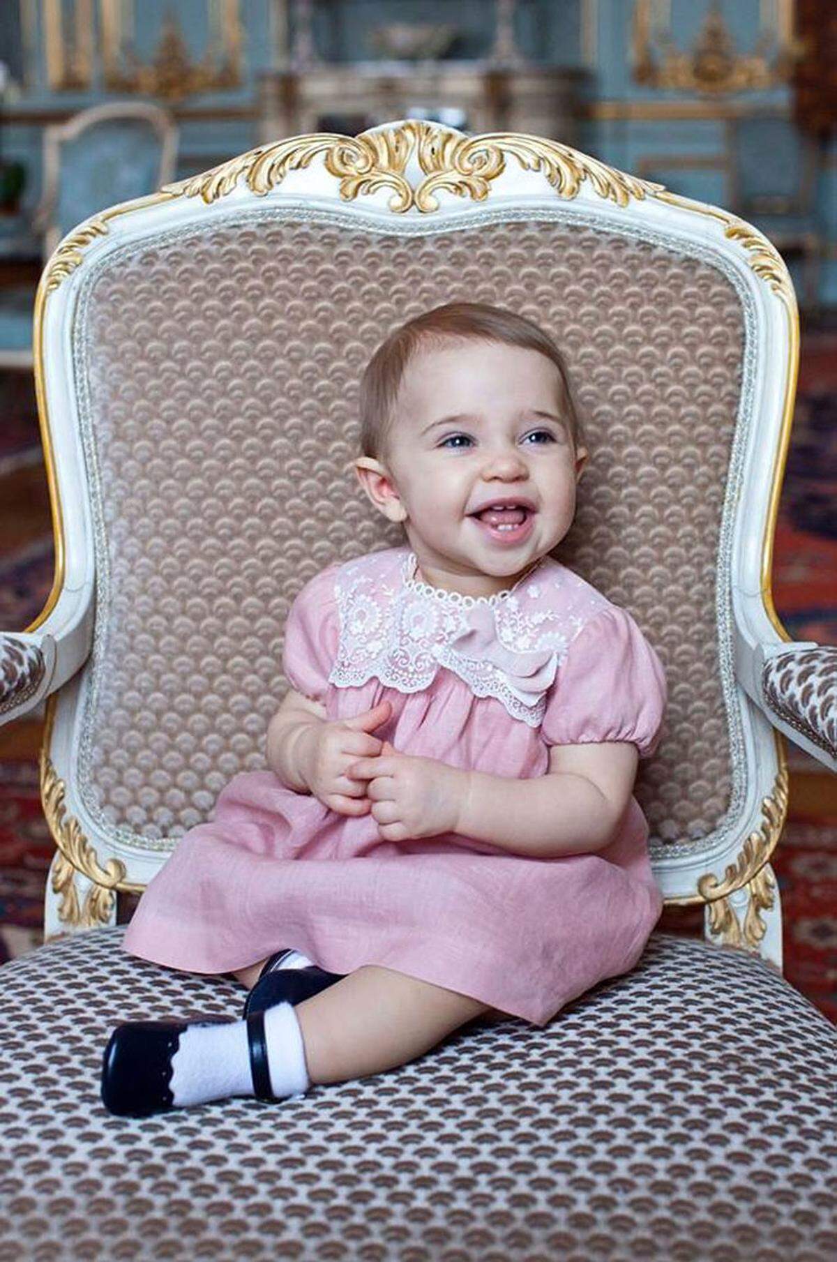 Zum ersten Geburtstag ihres Töchterchens hat die schwedische Prinzessin Madeleine (32) ein Foto von der Kleinen auf Facebook gepostet. "Leonore, unser kleiner Sonnenschein, wird heute ein Jahr alt!" schreibt Madeleine darunter über das Nesthäkchen des Königshauses.Februar, 2015