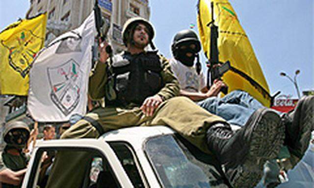 Abbas schlägt zurück. Fatah-Kämpfer patrouillieren in der Westbank.