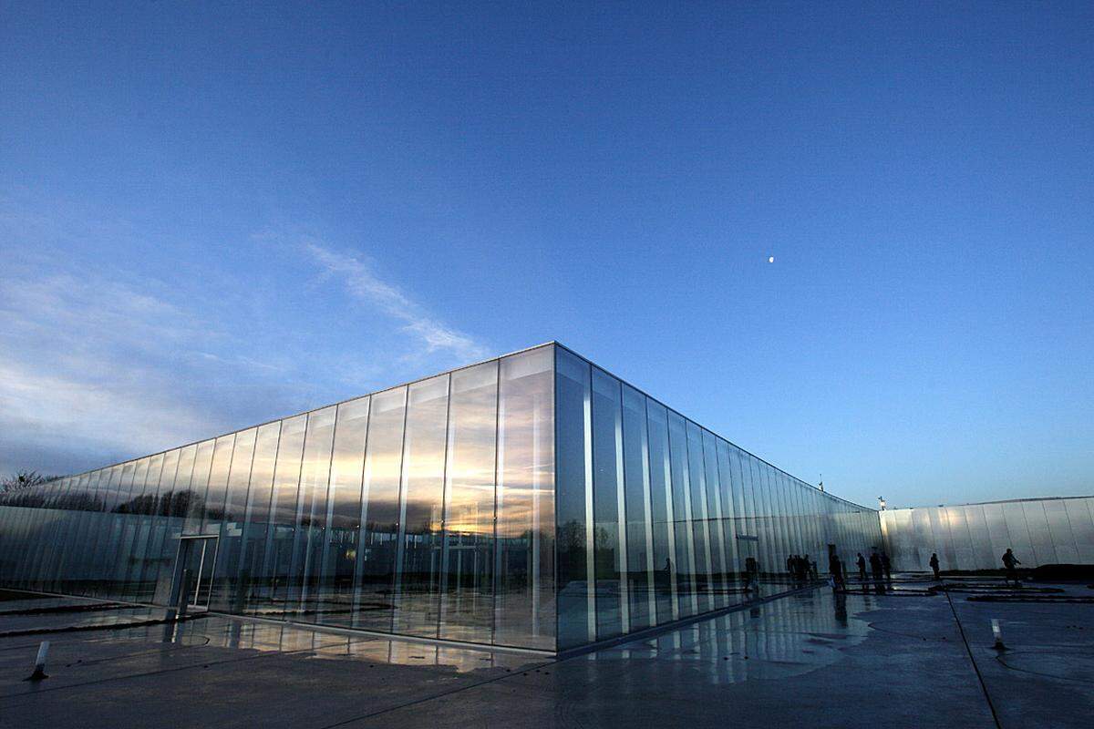 Im Innern eröffnen sich dem Besucher riesige lichtdurchflutete Räume. Der zentrale Flügel des aus Metall und Glas errichteten Gebäudes ist eine 120 Meter lange Galerie, deren Eintritt im ersten Jahr nach der Eröffnung frei ist.