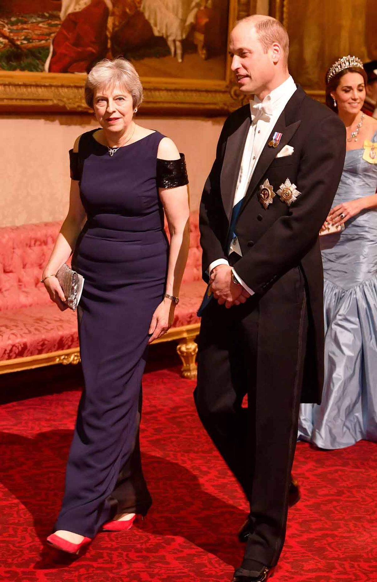 Großbritanniens Premierministerin Theresa May an der Seite von Prinz William. Ihren Wagemut erkennt man wie üblich am Schuhwerk.