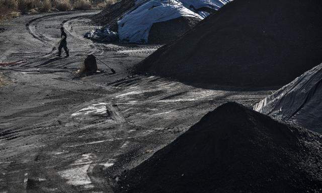 Chinas Bemühungen, die steigenden Kohlepreise einzudämmen, zeigten Anzeichen dafür, dass sie funktionieren. Die Benchmark-Preise fielen zum ersten Mal seit einem Jahr während die Produktion des Landes auf den höchsten Stand seit sieben Monaten stieg.