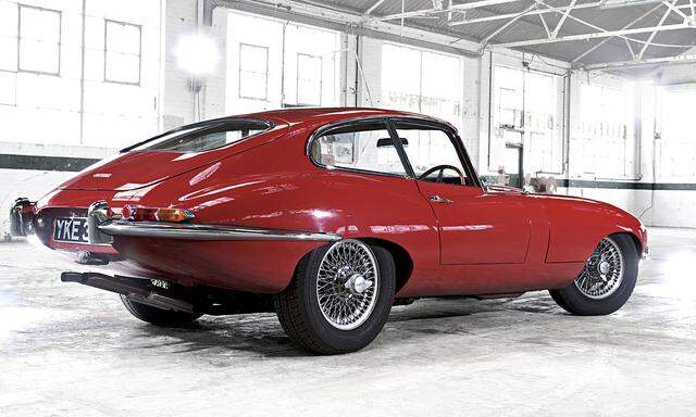 Englands Vermächtnis an die Autowelt: Sportsgeist und Schönheit, ewiglich, in Form des Jaguar E-Type (1961–1974). 