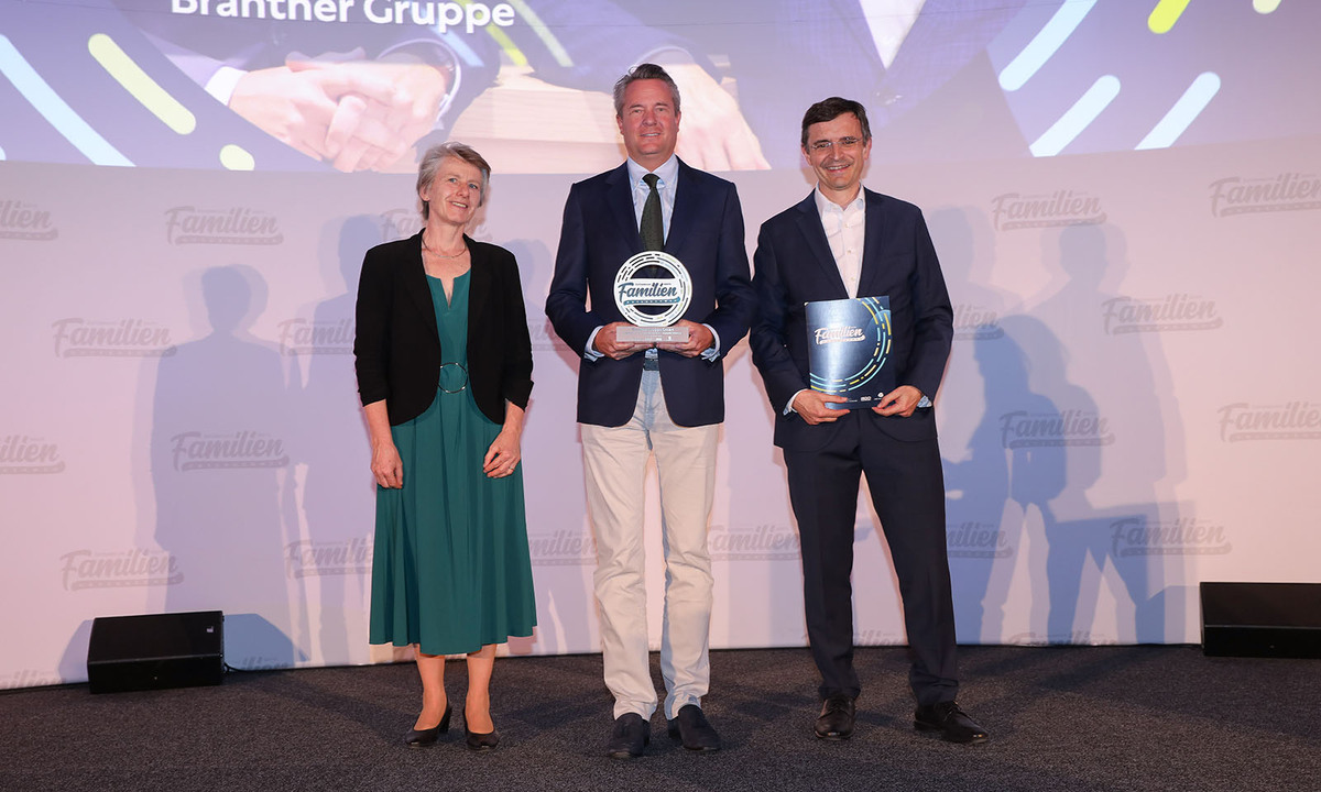 Das beste Familienunternehmen von Niederösterreich: Brantner Gruppe GmbH aus Krems. WU-Universitätsprofessorin und Jurymitglied Susanne Kalss zeichnet Brantner-Eigentümer Bernd Brantner und Brantner-Geschäftsführer Josef Scheidl (r.) aus.