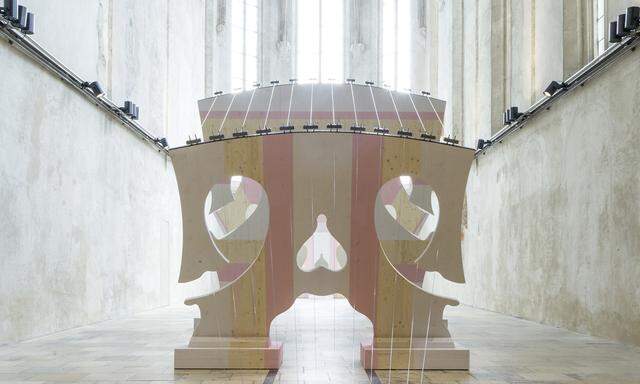  Fünf übermannshohe hölzerne Stege spannt Samsonow mit zwölf Saiten zu einem riesigen Instrument zusammen. Als Klangraum dient die gotische Dominikanerkirche.