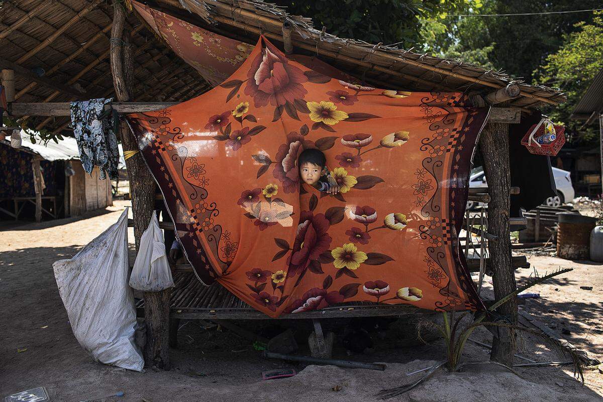 Bis 2016 war Leihmutterschaft in Kambodscha geduldet. Nach einem Verbot wurden Leihmütter verhaftet und vor die Wahl gestellt: Entweder sie ziehen die Kinder selber auf, oder sie gehen ins Gefängnis. Fotografin Nadia Shira Cohen besuchte Vin Win, die sich für ersteres entschieden hat, und ihren dreijährigen Sohn Korng.
