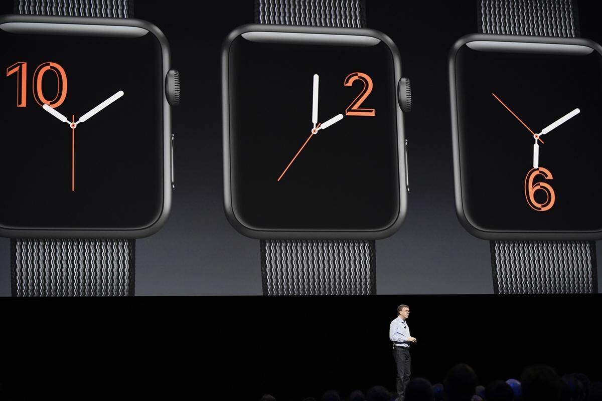 Bei der Apple Watch sollen die Apps schneller starten, bei Kurzmitteilungen werden direkt die Buttons für Antworten angezeigt und es wurde eine Handschrift-Erkennung eingebaut. Außerdem greift Apple den Rivalen Fitbit an, der mit seinen Fitness-Bändern im Geschäft mit tragbarer Technik führt. Man kann jetzt Fitness-Daten mit anderen teilen. Dass Sport auch für Personen im Rollstuhl ein großes Thema ist, bewies Apple, indem die App auch speziell dafür ausgerichtet hat. Die neue App "Breathe" soll für Entspannung mit Atemübungen sorgen. Ein SOS-Notruf kann über langes Drücken des Home-Buttons abgesetzt werden. Im selben Moment, in dem man den Notruf wählt, werden auch die Standortdaten verschickt.