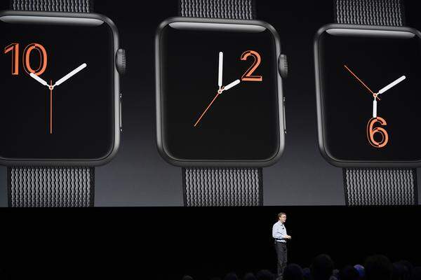 Bei der Apple Watch sollen die Apps schneller starten, bei Kurzmitteilungen werden direkt die Buttons für Antworten angezeigt und es wurde eine Handschrift-Erkennung eingebaut. Außerdem greift Apple den Rivalen Fitbit an, der mit seinen Fitness-Bändern im Geschäft mit tragbarer Technik führt. Man kann jetzt Fitness-Daten mit anderen teilen. Dass Sport auch für Personen im Rollstuhl ein großes Thema ist, bewies Apple, indem die App auch speziell dafür ausgerichtet hat. Die neue App "Breathe" soll für Entspannung mit Atemübungen sorgen. Ein SOS-Notruf kann über langes Drücken des Home-Buttons abgesetzt werden. Im selben Moment, in dem man den Notruf wählt, werden auch die Standortdaten verschickt.