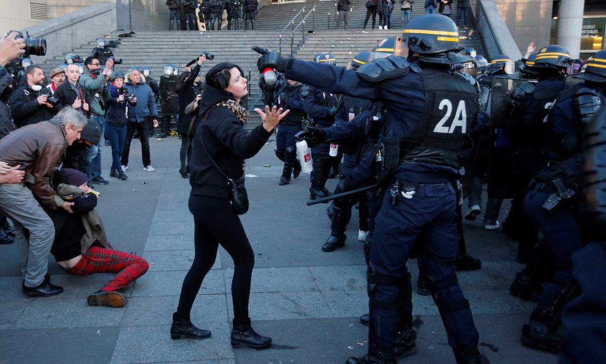 Auch in Paris wurde randaliert. Ungefähr 300 Menschen folgten einem Aufruf antifaschistischer und antikapitalistischer Bewegungen und kamen am Sonntag auf dem Bastille-Platz in der Hauptstadt zusammen. Drei Personen wurden von den Sicherheitskräften festgesetzt.  Ein Teilnehmer rief per Mikrofon dazu auf, "gegen Marine und gegen Macron" zu stimmen. "Weder Macron, noch Le Pen", skandierten die Versammelten. 