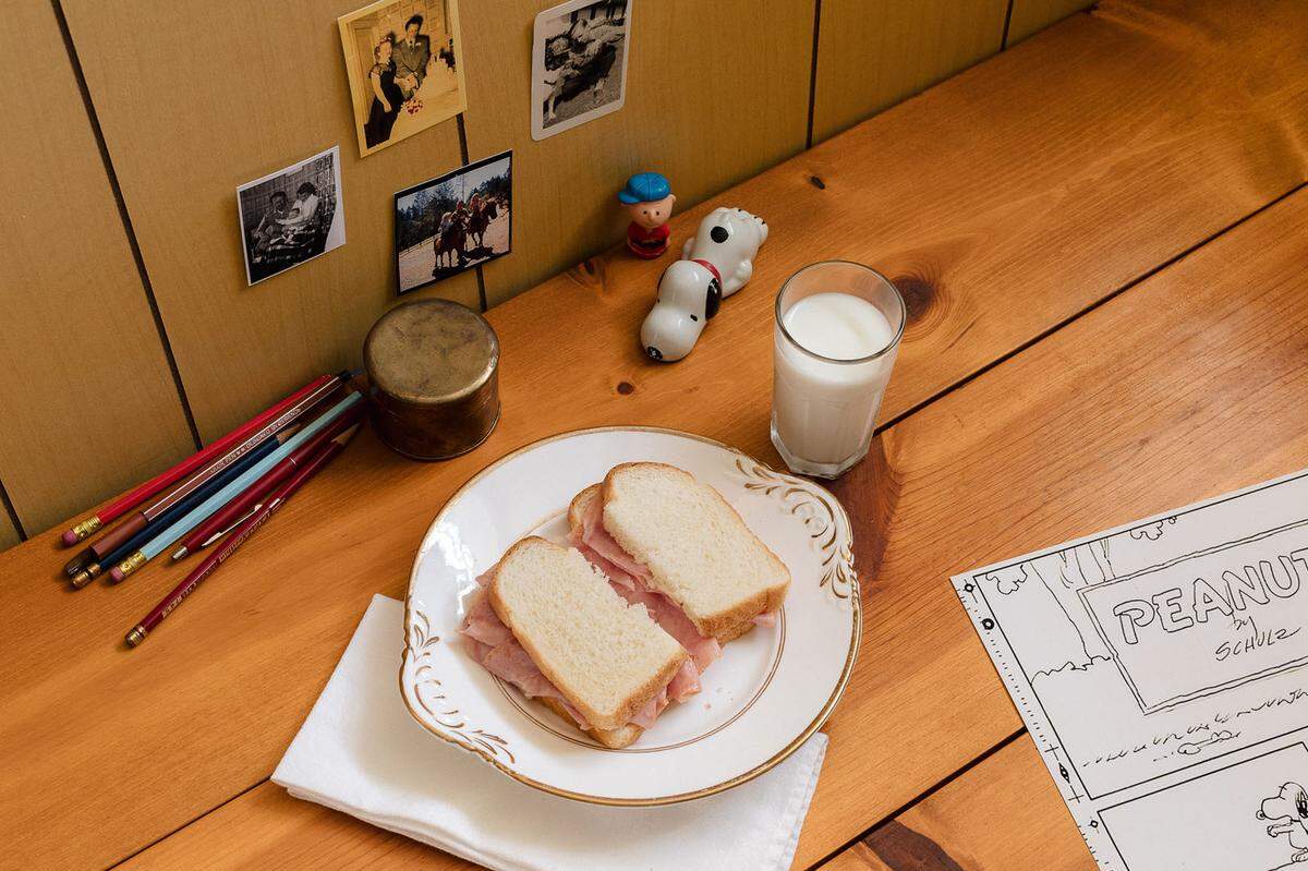 Comiczeichner Charles Schulz, Erfinder von "Die Peanuts", aß in seinem Studio einen Schinkensandwich und trank dazu ein Glas Milch.