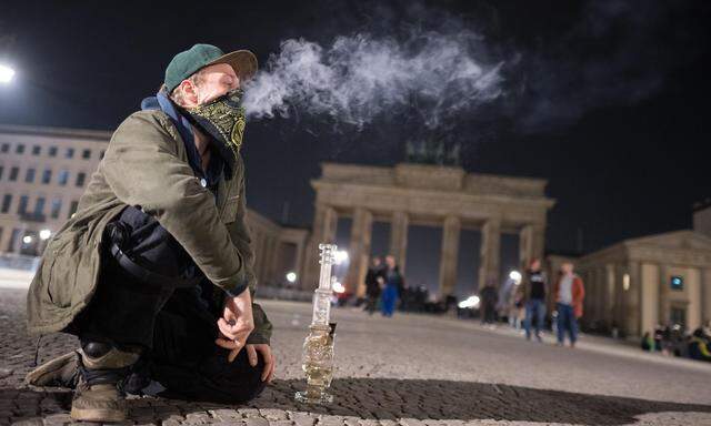 Kiffen in der Öffentlichkeit? Das geht jetzt in Deutschland, solange es nicht in der Schule oder am Spielplatz ist. Im Bild: Vor dem Brandenburger Tor in Berlin wurde die Legalisierug am Wochenende gefeiert. 