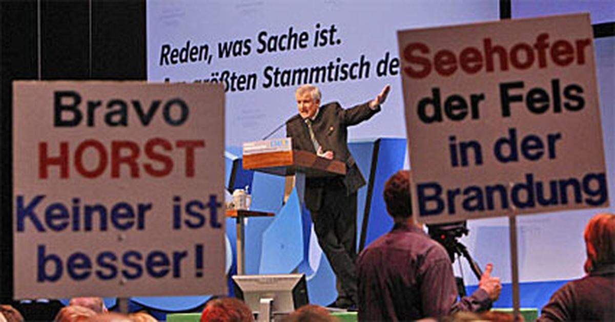  "Ihr seid eigentlich zu nix anderem mehr zu gebrauchen, liebe Sozis, als den Kommunisten an die Macht zu helfen. Ihr solltet euch schämen!"  Manfred Weber von der CSU schlägt in dieselbe Kerbe wie sein Parteichef. Im Bild: Jubel-Tafeln für Horst Seehofer.