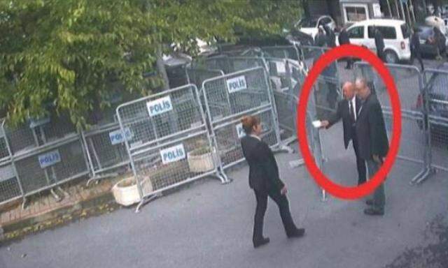 Überwachungskamera-Aufnahmen des echten Khashoggi, als er das Konsulat in Istanbul betritt.