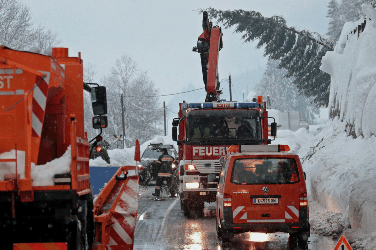 Umgestürzte Bäume müssen von der Feuerwehr geborgen werden wie hier in Tröpolach.