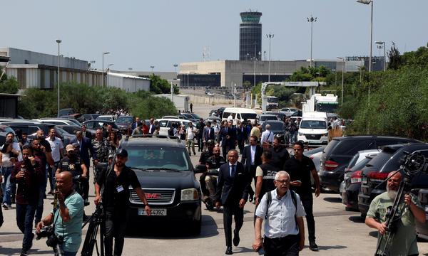 Eine Medientour am Flughafen von Beirut. Es kamen Gerüchte auf, am internationalen Flughafen würde die Hisbollah bereits Waffen lagern.