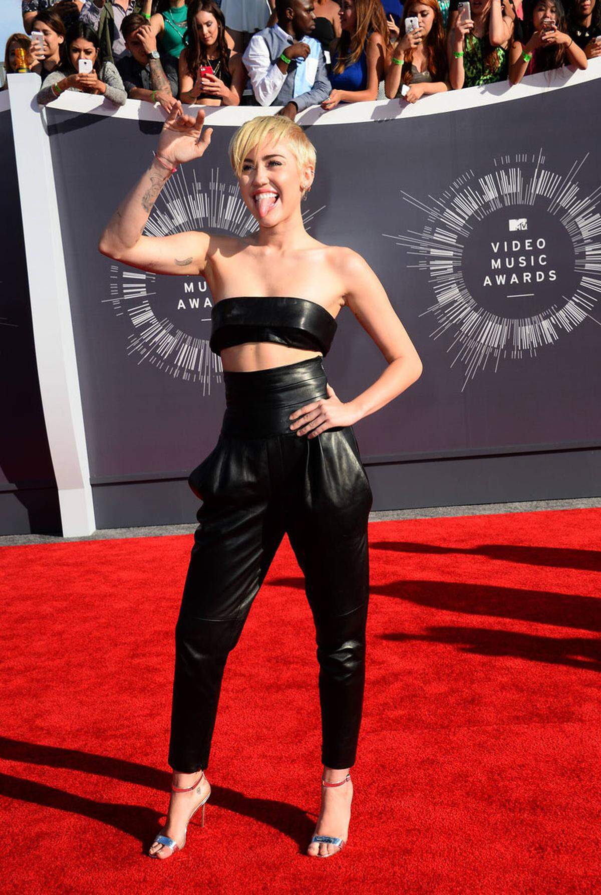 Unzählige Promis, darunter auch Miley Cyrus, zeigen jetzt wieder ihre Bauchmuskeln.