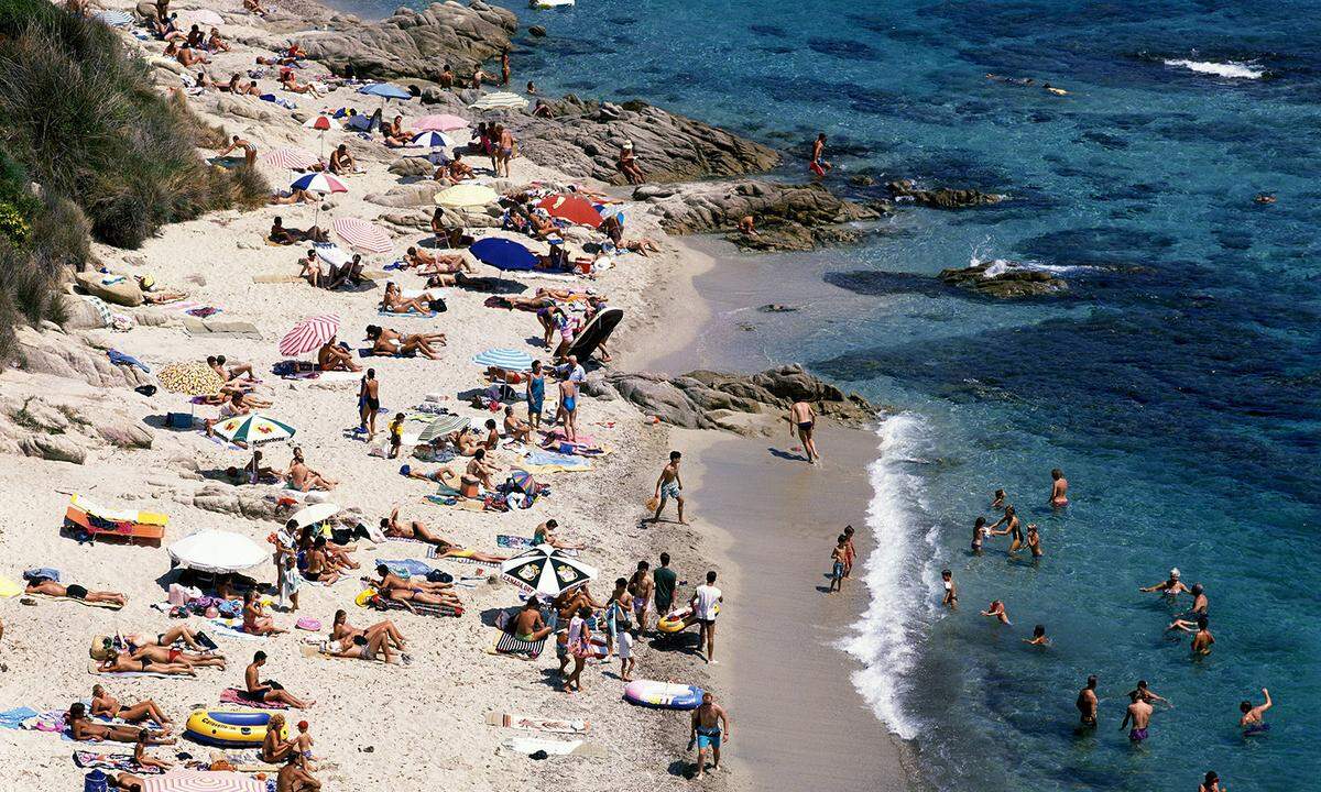 Soll es etwas gediegener und gesitteter zugehen? Dann nichts wie hin zum exklusiven „Le Club 55“ ins südfranzösische Saint Tropez, das auch als Wiege des Jetsets gilt. Hier wird auf die luxuriöse und glamouröse Art gefeiert. „Plage de Pampelonne“ heißt der Strand an der Côte d’Azur, eine von Pinien und Olivenbäumen gesäumte Bucht mit azurblauem Wasser und sechs Kilometern feinem Sand.