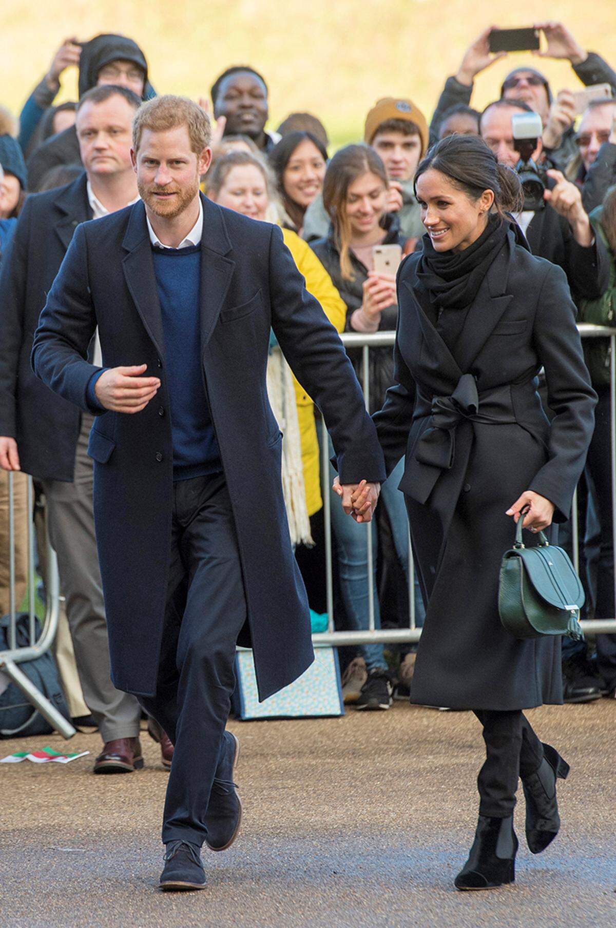 Bis zur Hochzeit im Mai sind Braut und Bräutigam aber nicht nur mit Organisatorischem beschäftigt: Das seit November verlobte Paar, das bei der Thronbesteigung von Prinz William die zweitwichtigste royale Familie in Großbritannien sein wird, tourt bis Mai noch durch das Land.