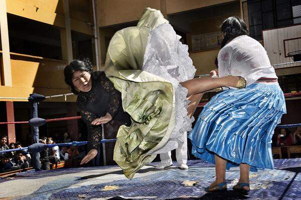 Daniele Tamagni, Italien Die fliegenden Cholitas, Bolivien: Lucha libre, bolivianisches Wrestling, ist eine der wichtigsten Sportarten des Landes. Die wrestelnden Frauen sind als cholitas bekannt. Sie wurden in den vergangenen jahren immer beliebter: Hier sind Carmen Rosa und Yulia la Pacena bei einem Benefizkampf zu sehen, mit dem sie Geld für Sanitäranlagen in der Schule von La Paz sammeln