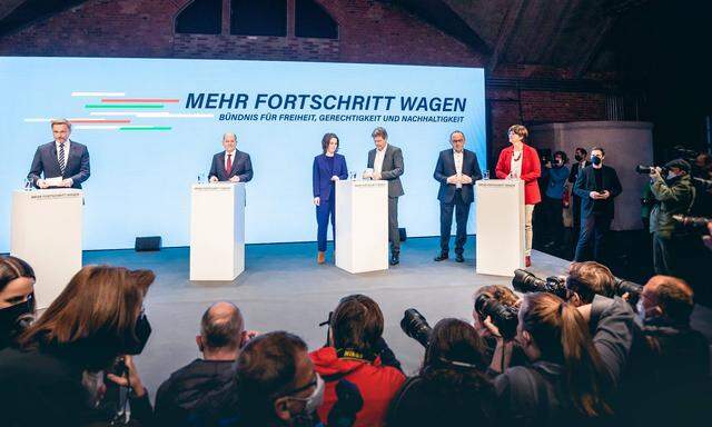Christian Lindner (FDP), Olaf Scholz (SPD), Annalena Baerbock (Buendnis 90 Die Gruenen), Robert Habeck (Buendnis 90 Die
