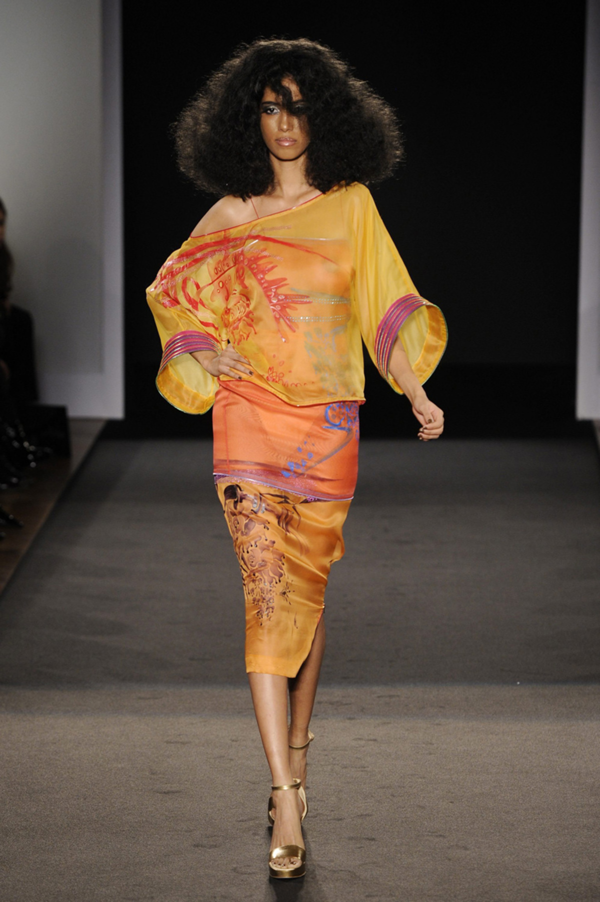 Sieht zwar nicht aus wie Haute Couture, ist aber trotzdem welche. Julien Fournie kombiniert Farbe und legere Schnittführung mit Disco Attitüde und handgenähtem Saum.