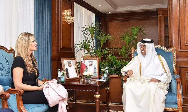 Könnte für Katars Geschenke empfänglich gewesen sein: EU-Politikerin Eva Kaili (hier  bei einem Katar-Besuch im vergangenen Oktober mit Arbeitsminister Ali bin Samikh Al Marri, auf einem von dessen Ministerium verbreiteten Bild).