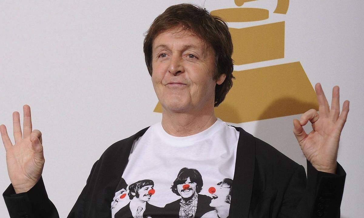 Ganz ohne Internet wurde Paul McCartney 1966 für tot erklärt. Lange hielt sich hartnäckig das Gerücht, dass der Sänger ausgetauscht wurde. Angeheizt wurden diese Vermutungen 2015, als Ringo Starr in einem Interview behauptete, dass "Paul McCartney nicht echt" sei. Der echte sei bei einem Autounfall gestorben. Bei Sir Paul McCartney soll es sich um Billy Shears handeln. McCartney wies die Vorwürfe zurück und erklärte die Aussagen Ringo Starrs als "Geschwafel eines senilen, alten Mannes". 2012 erklärte Twitter den Beatles-Sänger für tot. Ein Gerücht, das sich leichter aufklären ließ.