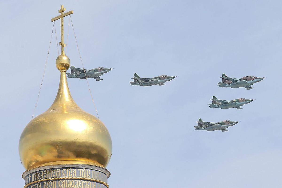 Das Highlight der Parade war eine Flugshow mit etwa 140 Flugzeugen. Der Luftraum über Moskau wurde gesperrt.Unter anderem zu sehen waren russische Su-25-Kampfflugzeuge ...