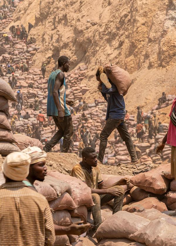 20.000 Menschen arbeiten in der Kobalt- und Kupfermine nahe der Stadt Kolwezi in der DR Kongo. Die Arbeit ist gefährlich und hart, die Ausweitung des Abbaus mit Zwangsumsiedelungen verbunden.