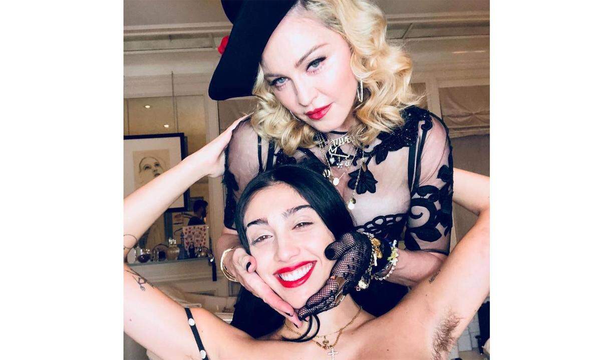 Popstar Madonna und ihre 21-jährige Tochter Lourdes "Lola" Ciccone Leon feierten gemeinsam Silvester - das feierliche Instagram-Posting nutzten einige Menschen allerdings als Anlass, um über Leons Achselhaare herzuziehen. "Bring sie dazu, sich zu rasieren, es ist ekelhaft", schrieb "ms_cammarata" darunter. "nanafromparis" entgegnete: "Es ist natürlich, finde dich damit ab."