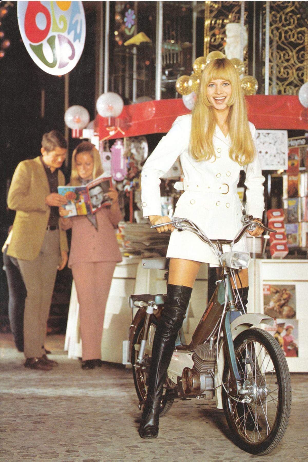 Als die Mofas aufkamen, wurden diese auch von den Damen angenommen und waren oft im Straßenbild zu sehen. Hier eine Moto Morini Mofa aus Italien.