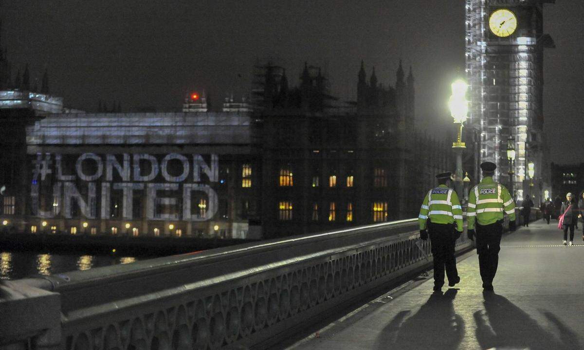 Am 3. Juni fahren drei Attentäter mit einem Lieferwagen auf der London Bridge in eine Menschenmenge. Anschließend stechen sie mit Messern auf Menschen im nahegelegenen Ausgehviertel rund um den Borough Market ein. Sie töten sieben Menschen und verletzten dutzende weitere, bevor die Polizei die drei Männer erschießt.