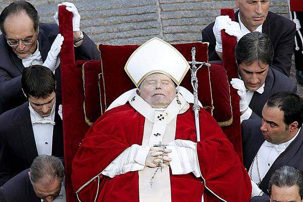 Zu seiner Beerdigung am 8. April pilgern 3,5 Millionen Gläubige nach Rom.