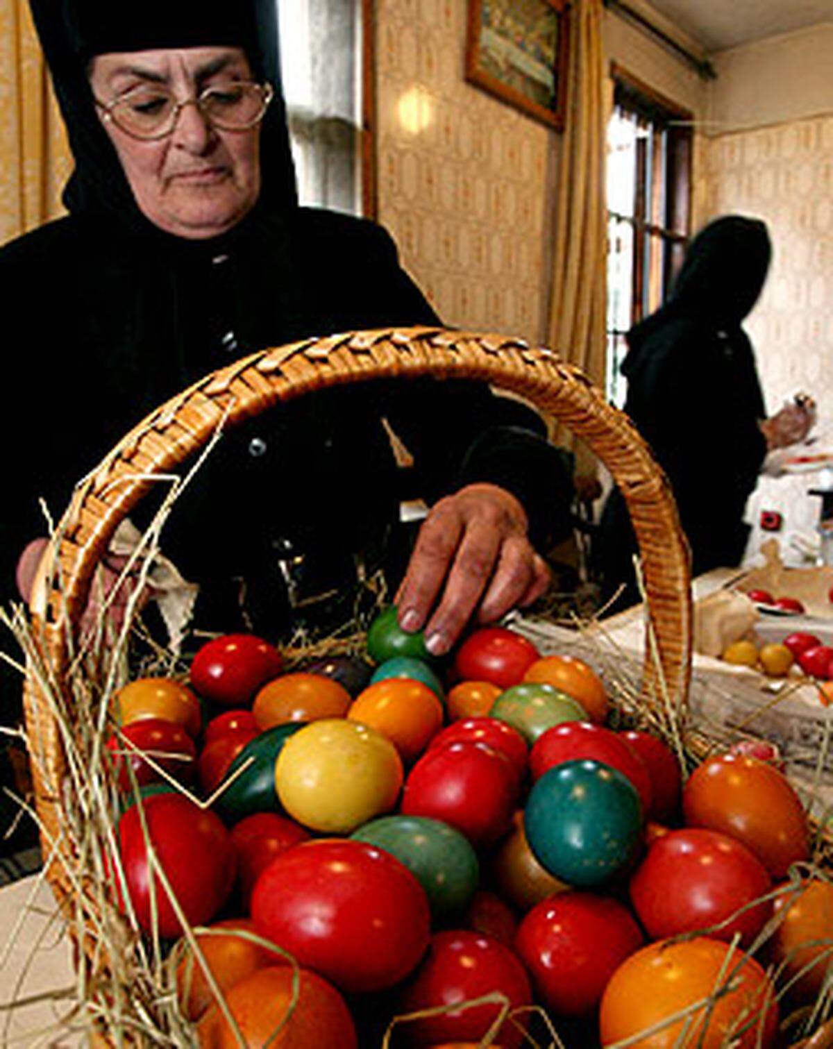 Für die christlich-orthodoxen Bulgaren ist Ostern, nicht Weihnachten, das größte Fest. In dem Balkanland werden die Ostereier am Gründonnerstag gefärbt. Die ersten Eier werden rot gefärbt. Ihnen werden heilende und magische Kräfte zugeschrieben. Am Ostersonntag stoßen die Bulgaren die Eier gegeneinander. Der Besitzer des Eis, das dabei unbeschädigt bleibt, wird nach alter Überlieferung über das ganze Jahr kerngesund sein.
