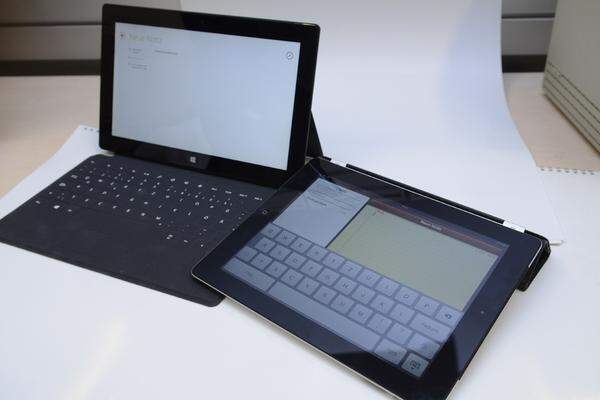Touch Cover vs. Smart Cover. Beide werden vom jeweiligen Hersteller ab Werk als Zubehör angeboten, Microsofts Variante ist aber für Vieltipper definitiv die bessere Wahl.