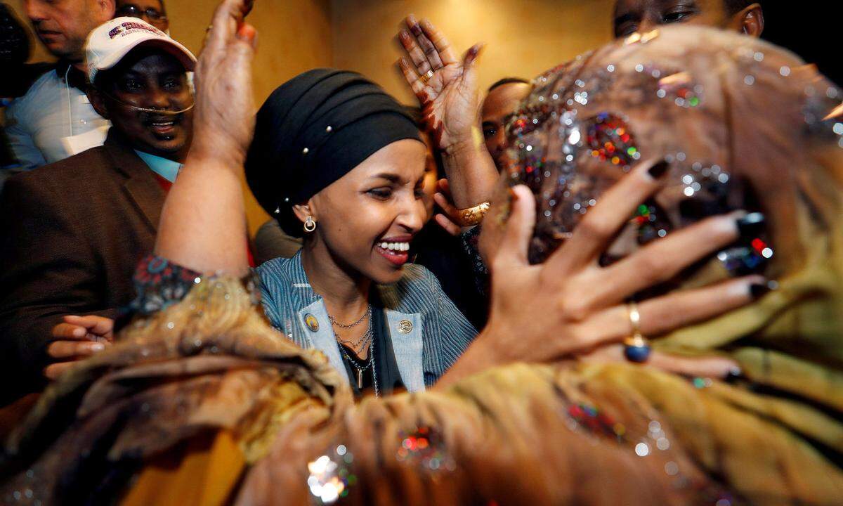 Ilhan Omar (im Bild) ist eine von zwei muslimischen Frauen im US-Kongress, die damit Geschichte schreiben. Omar gewann ihren Wahlkreis, der den Großraum von Minneapolis umfasst, für die Demokraten klar mit knapp 80 Prozent. 1982 in Mogadischu geboren, war Omar nach dem somalischen Bürgerkrieg im Jahr 1995 in die USA gekommen. Im Jahr 2016 wurde sie ins Regionalparlament von Minnesota gewählt, im September des Vorjahres nahm sie das "Time Magazine" auf eine Liste von 46 Frauen, "die die Welt verändern", auf. Omar, die auch das islamische Kopftuch trägt, ist nun die erste somalisch-stämmige Mandatarin im Kongress. 