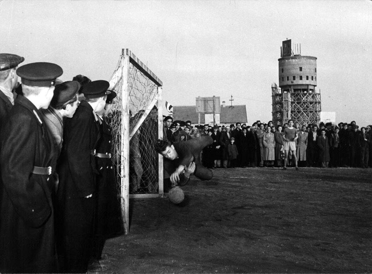 Die Arbeiter veranstalten ein Fußballturnier.