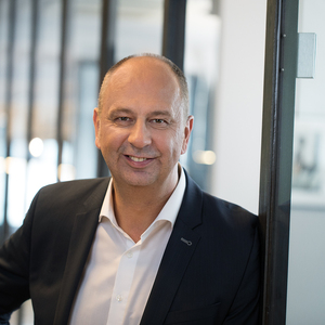 Robert Ulm, CEO der Hello bank!, spricht über die Motivation, Finanzwissen zu vermitteln.