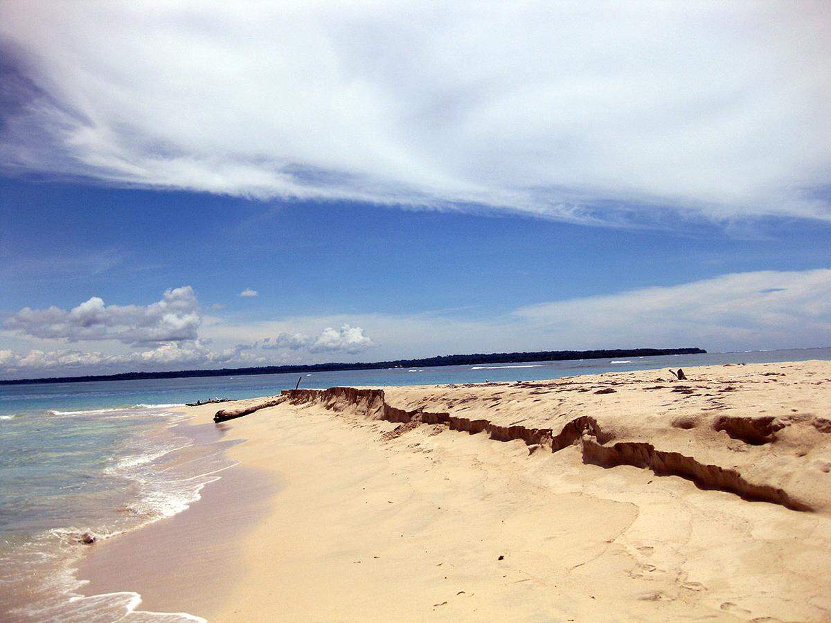 Auch Panama hat seine Karibik: die Inseln Bocas del Toro im Nordwesten. Mit mietbaren Privatboden erreicht man kleine Badeinseln mit Sandstränden, die man – so wenig Menschen sind da – glatt für seine eigenen Privatinseln halten konnte. Vorsicht: Wasser ist zu warm!