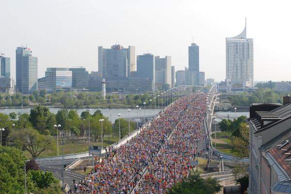 2001 startet der Vienna City Marathon erstmals über die Reichsbrücke. Der neue, große Startbereich vor der UNO-City ermöglicht es dem Event, zu wachsen.