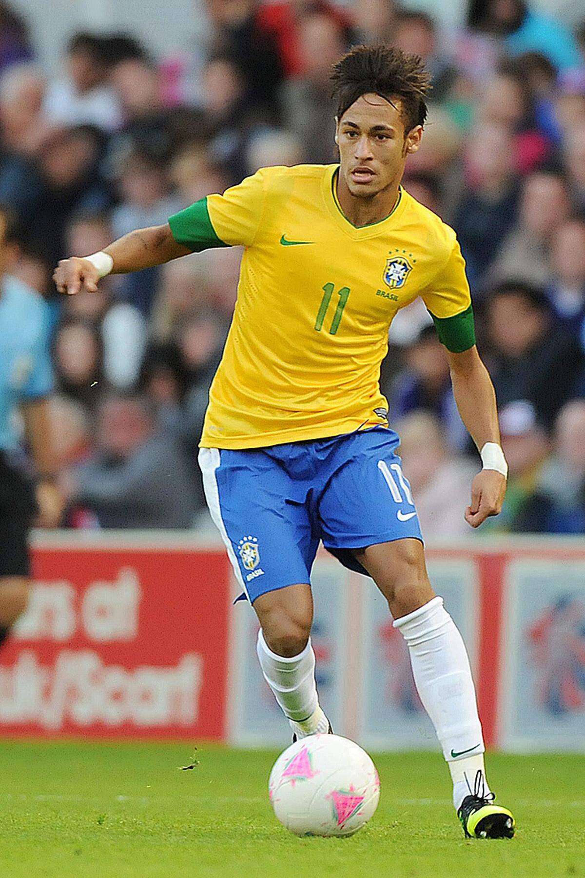 Post-Wunderkind Neymar wird gerne mit Lionel Messi verglichen. Optisch sticht ihn der 20-jährige Brasilianer spielend aus.