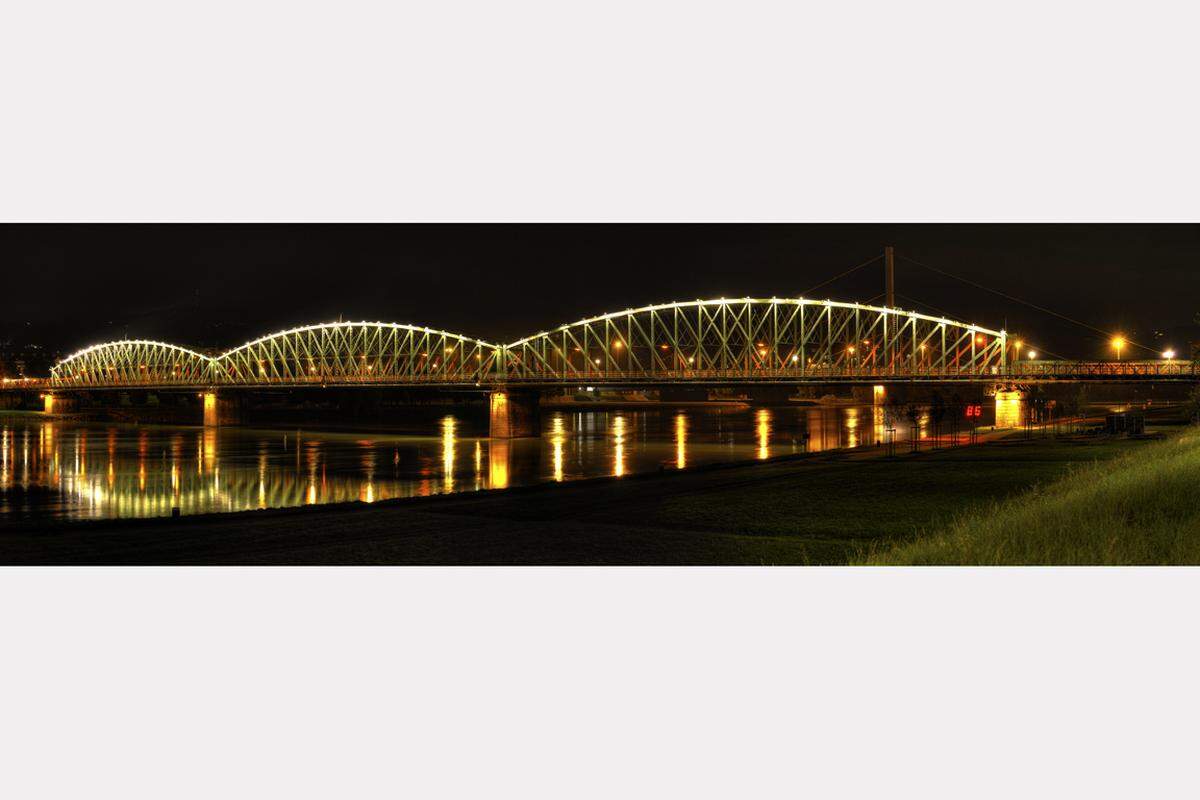Josef Falkner: "Eisenbahnbrücke Linz, HDR Panorama" (c) Creative Commons CC-BY-SA-3.0