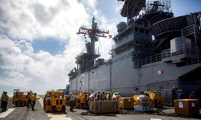 Die USS Kearsarge bringt Hilfsgüter nach Puerto Rico.