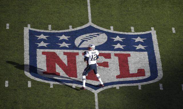 Sport Bilder des Tages New England Patriots Tom Brady gets set to throw a pass in the first quarter against the New Yor