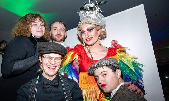 Künstler des Circus Pikard eröffneten den Wiener Regenbogenball.