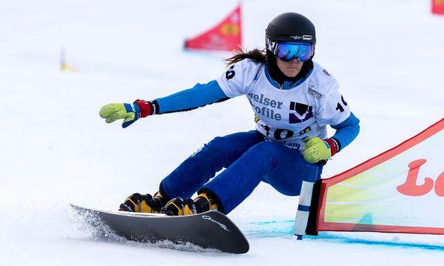 Julia Dujmovits tritt im Snowboarden an.
