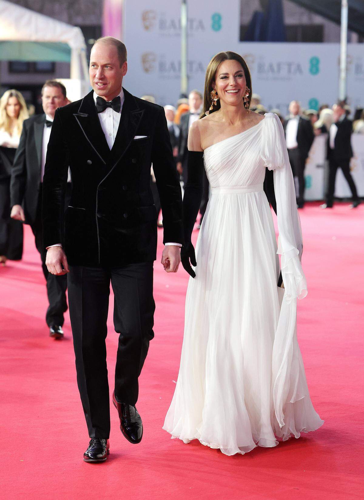 Selbstverständlich durften auch Prinz William und Prinzessin Kate nicht fehlen. Ihr weißes Kleid (Alexander McQueen) trug sie schon 2019 zu einer Gala.