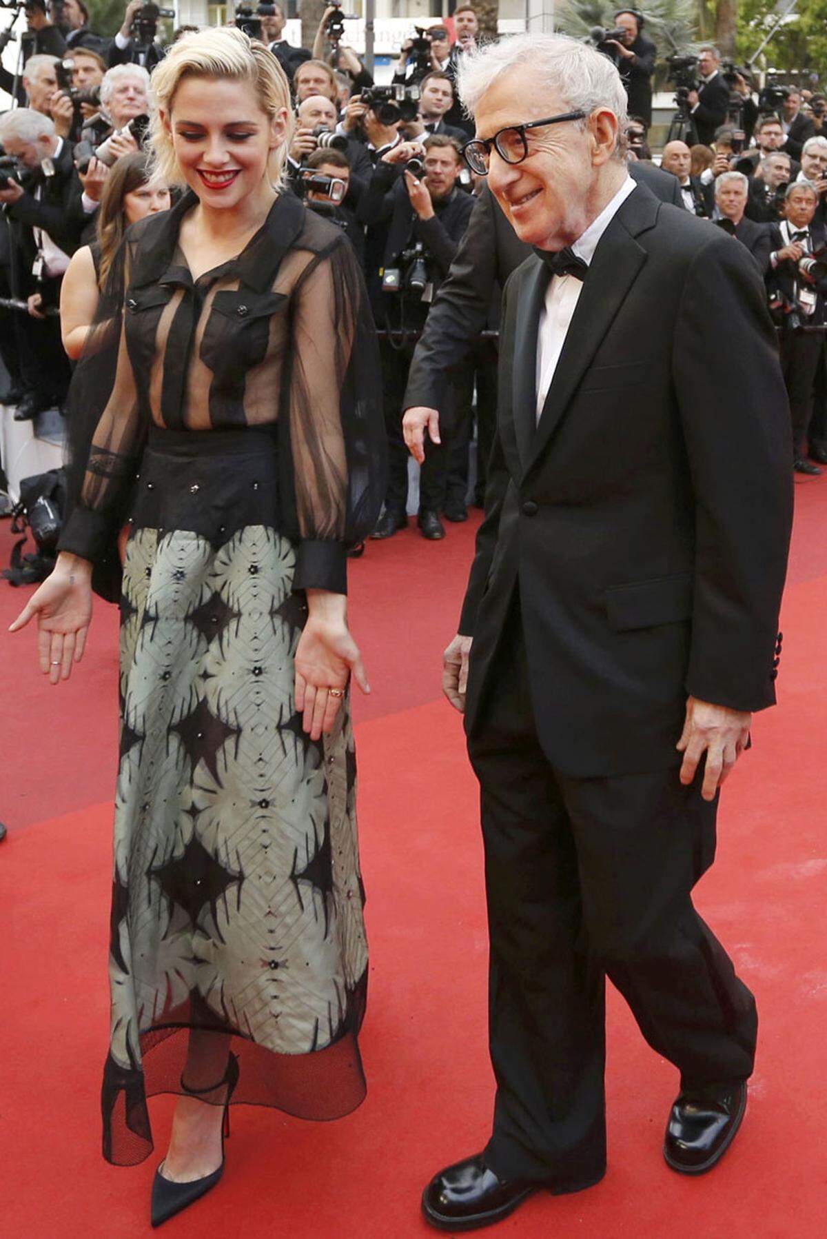 Woody Allens "Cafe Society" feierte am ersten Premierenabend bei den 69. Filmfestspielen in Cannes Premiere. Darstellerin Kristen Stewart schritt im Chanel-Ensemble mit dem Regisseur über den roten Teppich.