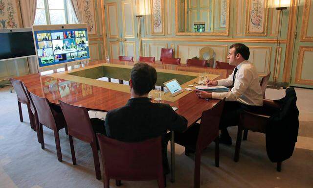 Frankreichs Staatspräsident, Emmanuel Macron, leistet per Videoschaltung europapolitische Überzeugungsarbeit.